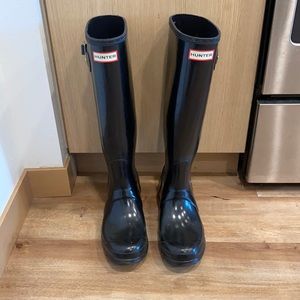 Black tall Hunter rain boots